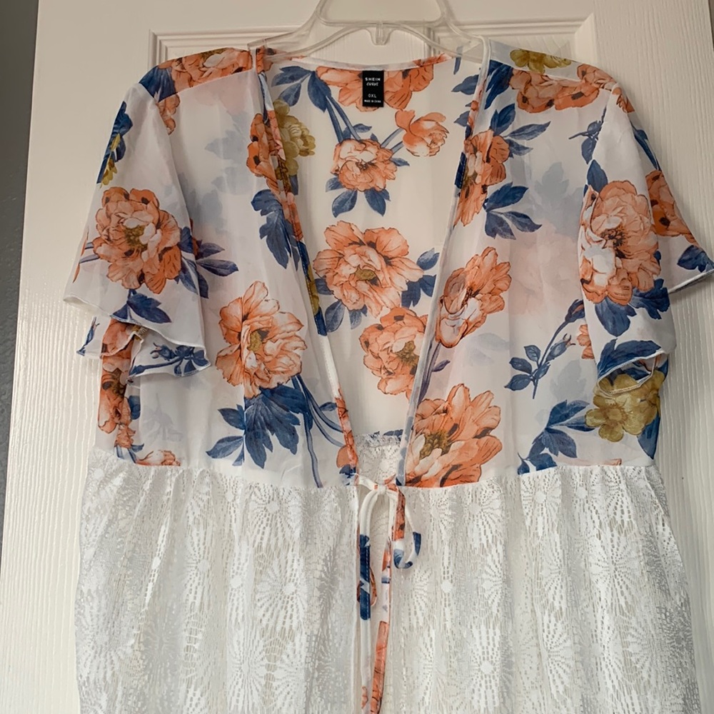 Sweet Lacey top with fringe and floral design, sz 0/XL